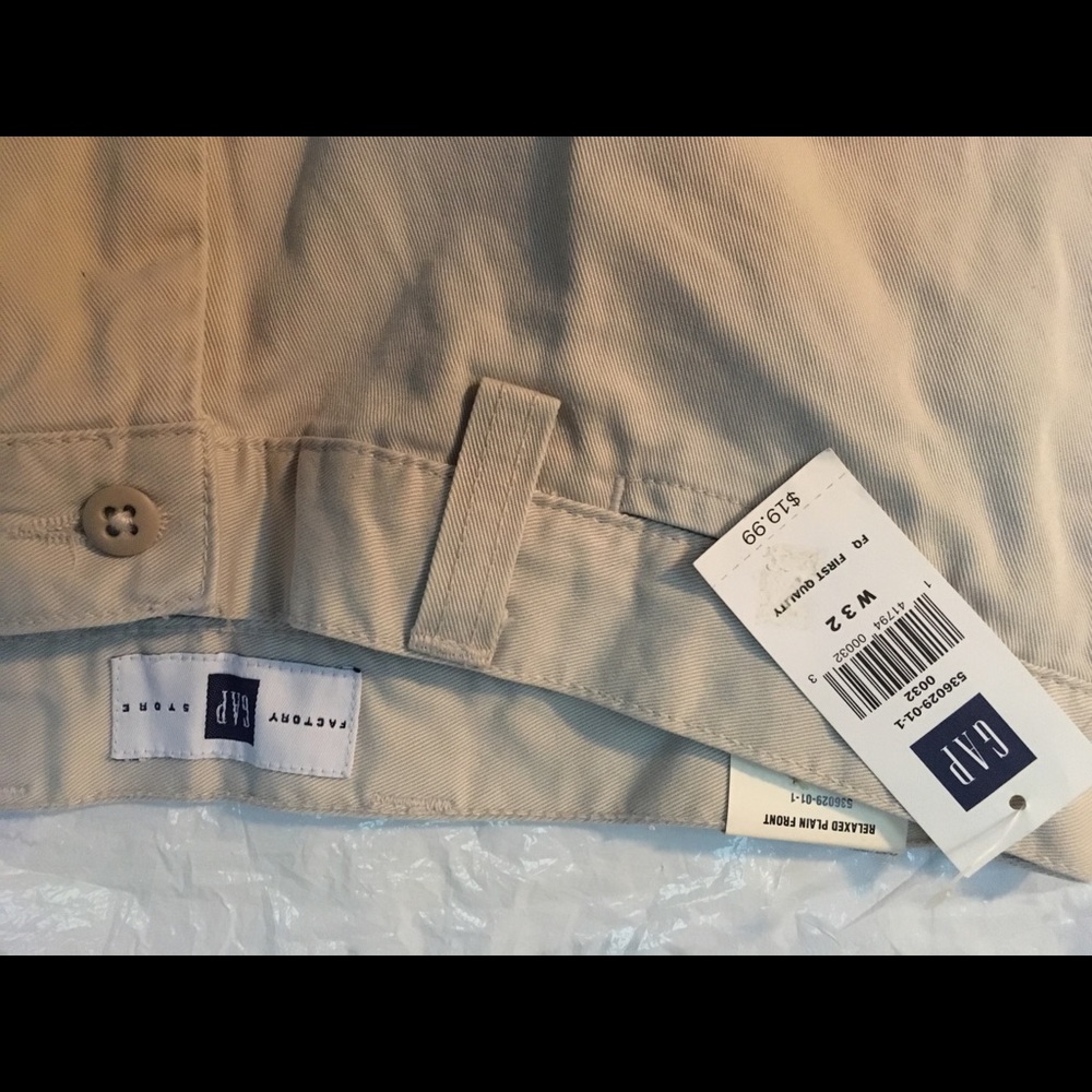 NWT GAP Factory, men 32. 100% cotton. Cream tan. First quality. Flat front.